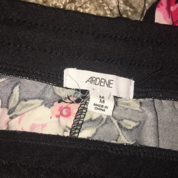 Woman shorts - Picture 3 of 3